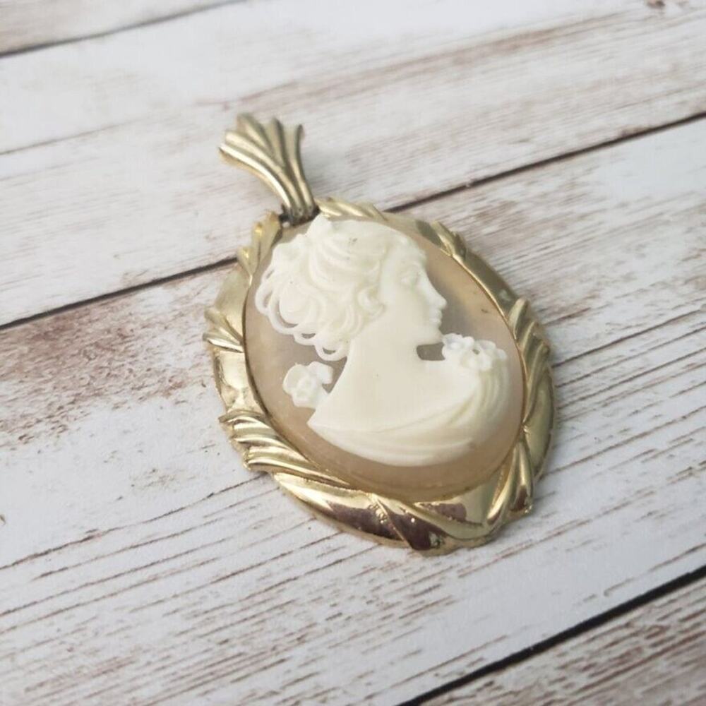 Vintage Pendant - Large Cameo Style Gold Tone with Cream (No Chain Included) - Picture 3 of 5